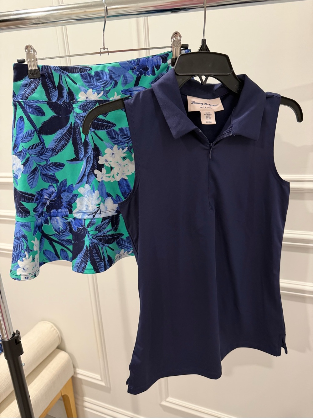 Tommy Bahama Navy Sleeveless Polo with Turquoise & Blue Floral Skort๐๐๐ด - Picture 2 of 6